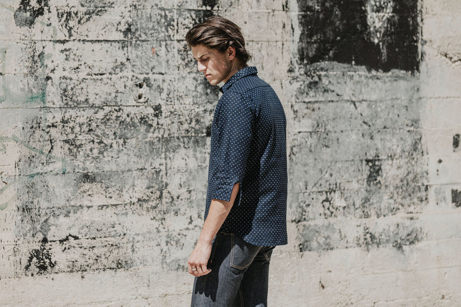 Side profile of man wearing 3/4 sleeve shirt