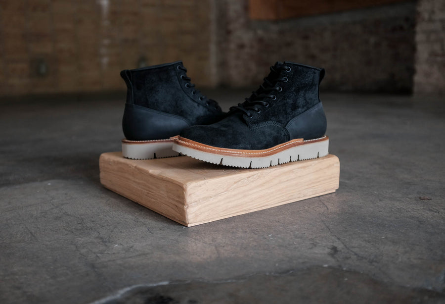 Close up shot of the details on the charcoal chamois gloxi-cuts scout boot.